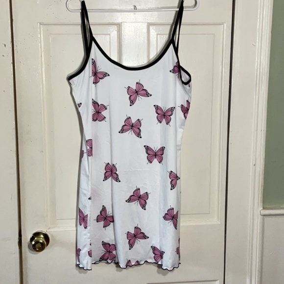 Source Unknown Other - Women’s White XL nightgown with Pinkish purple Butterflies